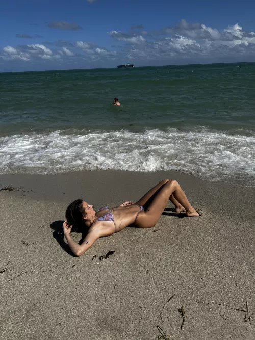 Who loves tanned girls