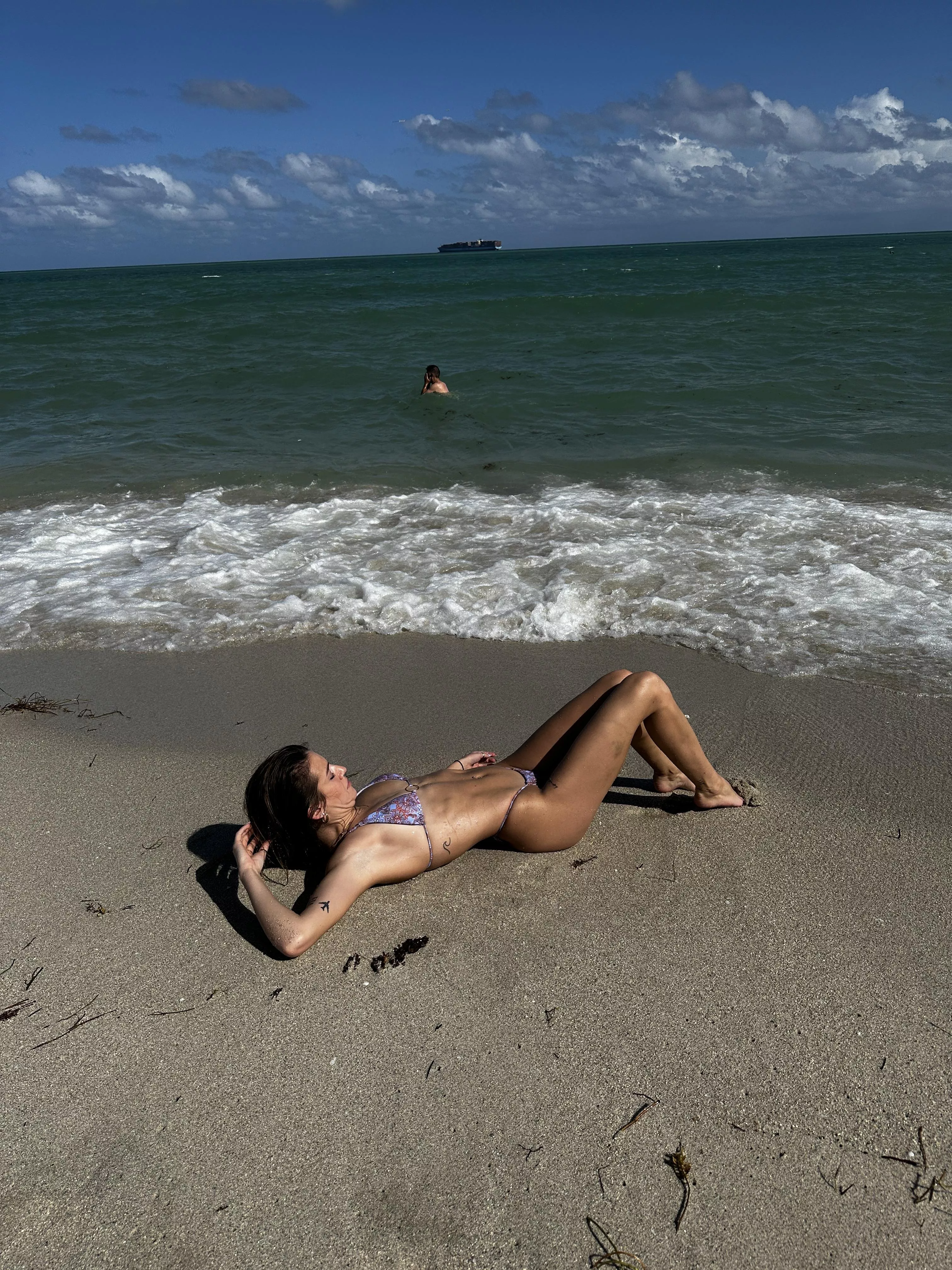 Who loves tanned girls