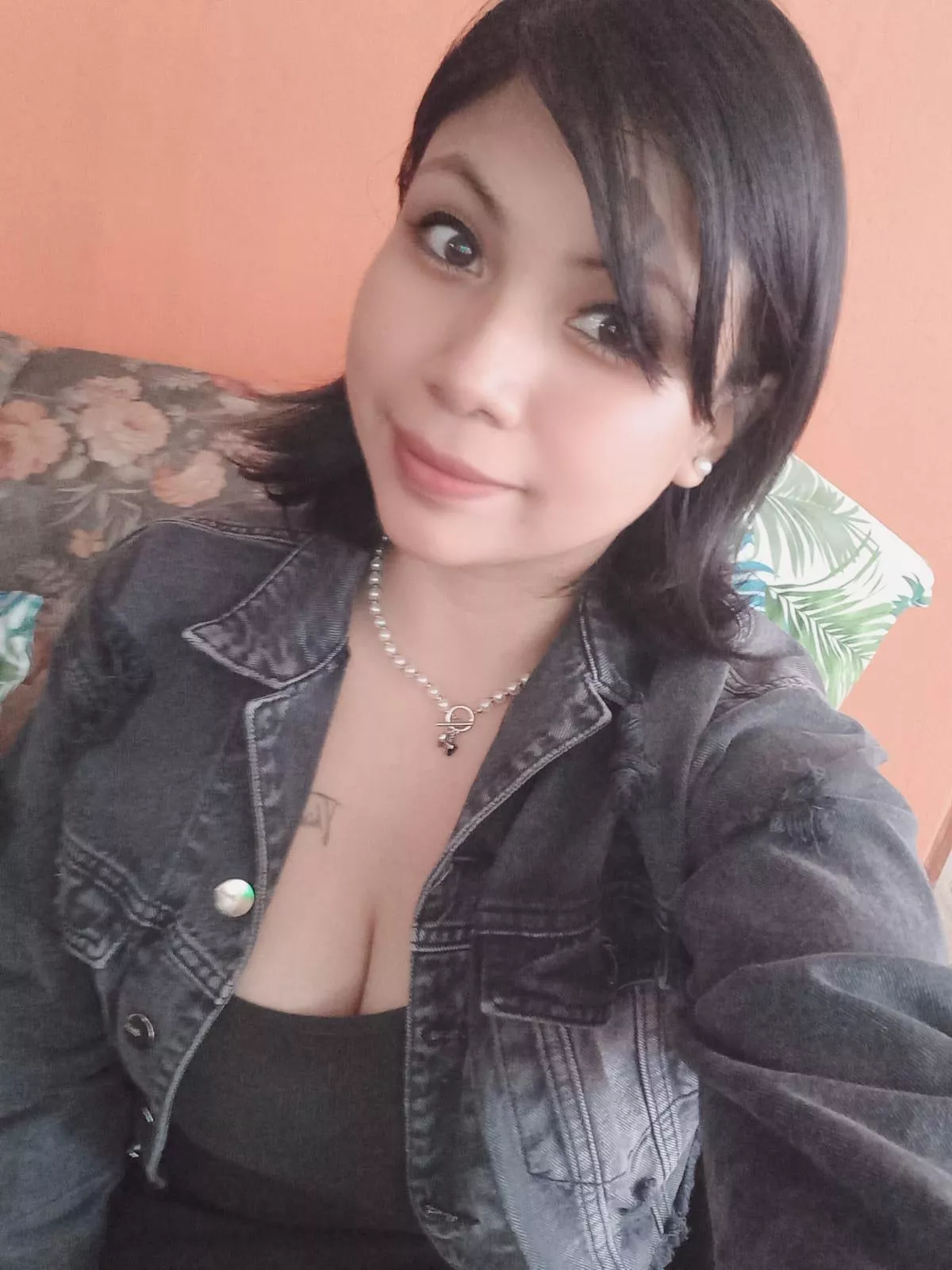 Would u go on a date with a little busty latina like me? 🥰