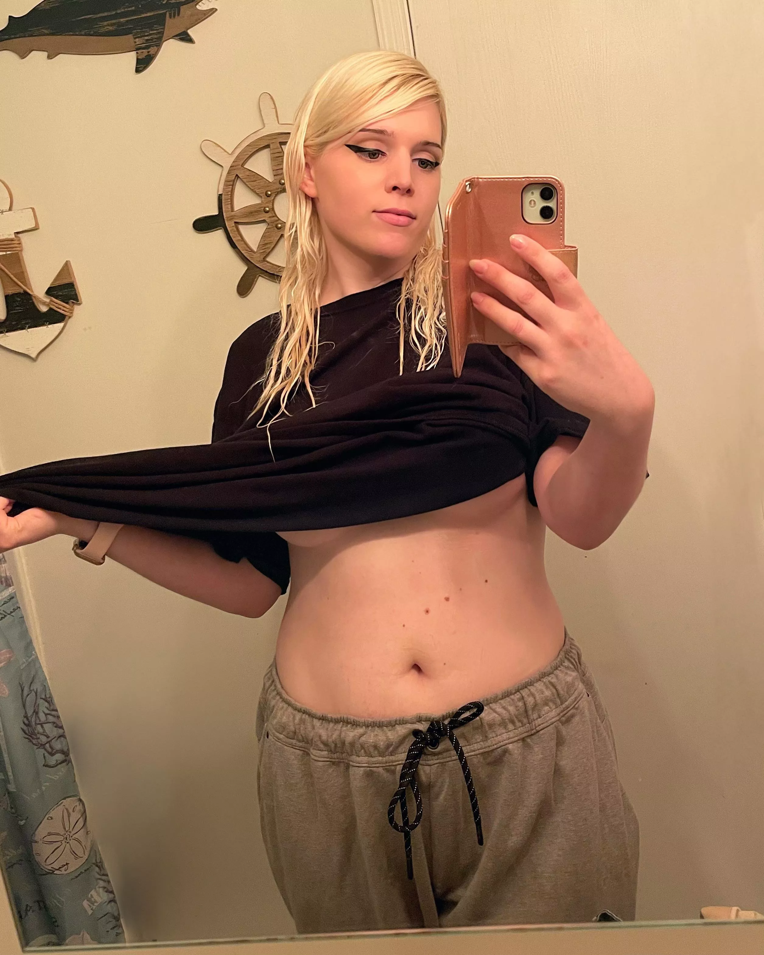 Would you like to wake up to a femboy like this? 💕