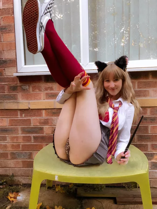 Your breakfast in bed is under my skirt🫣