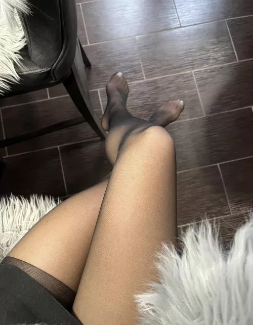 Casually crossing my legs while studying 📚