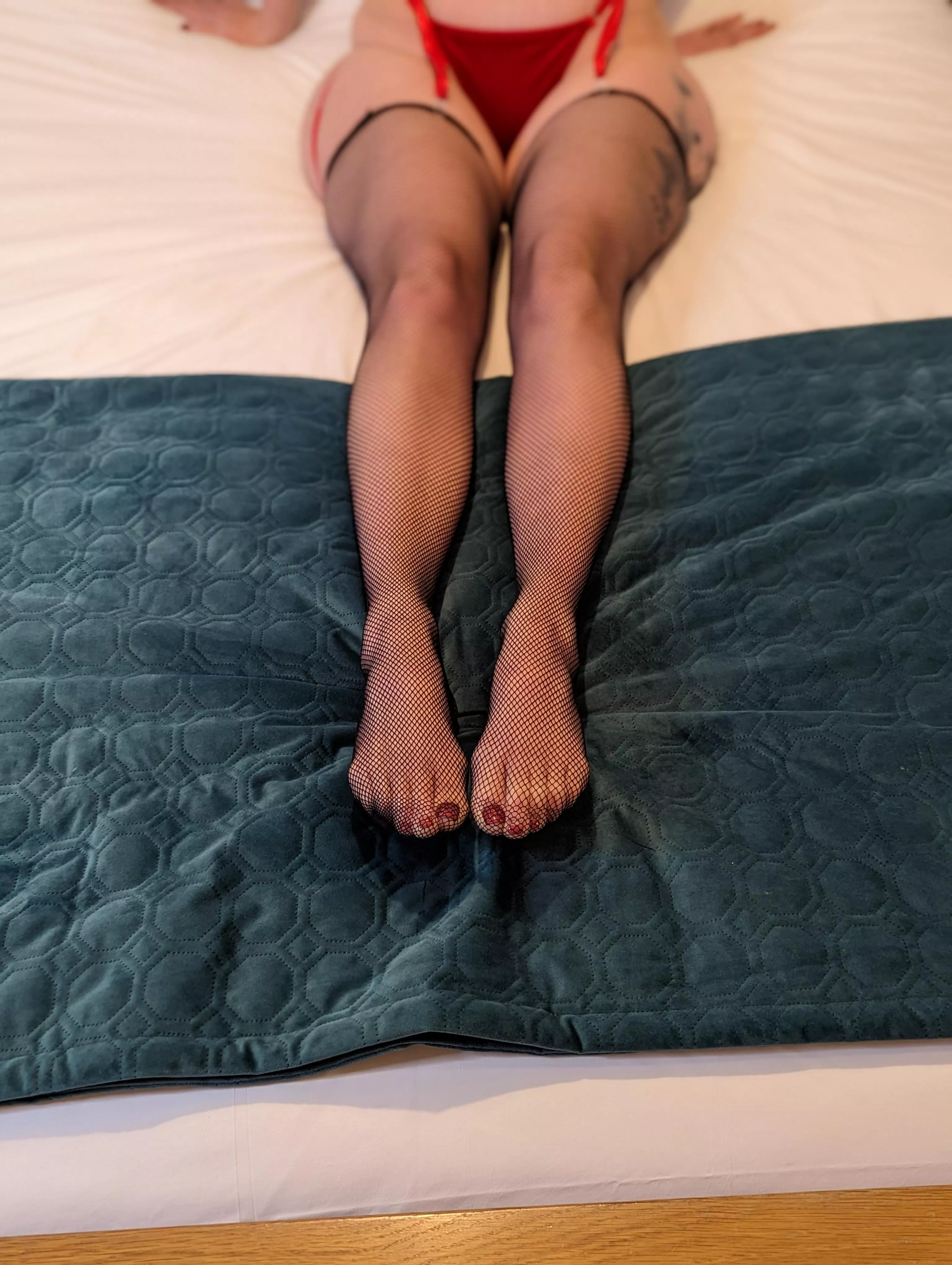 Come and suck my pretty toes 😈