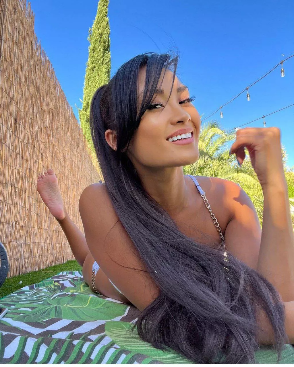 cum play with this bored girl! 😋💦