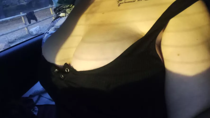 does anyone want to see me pull my tank top down and make them bounce? 😇