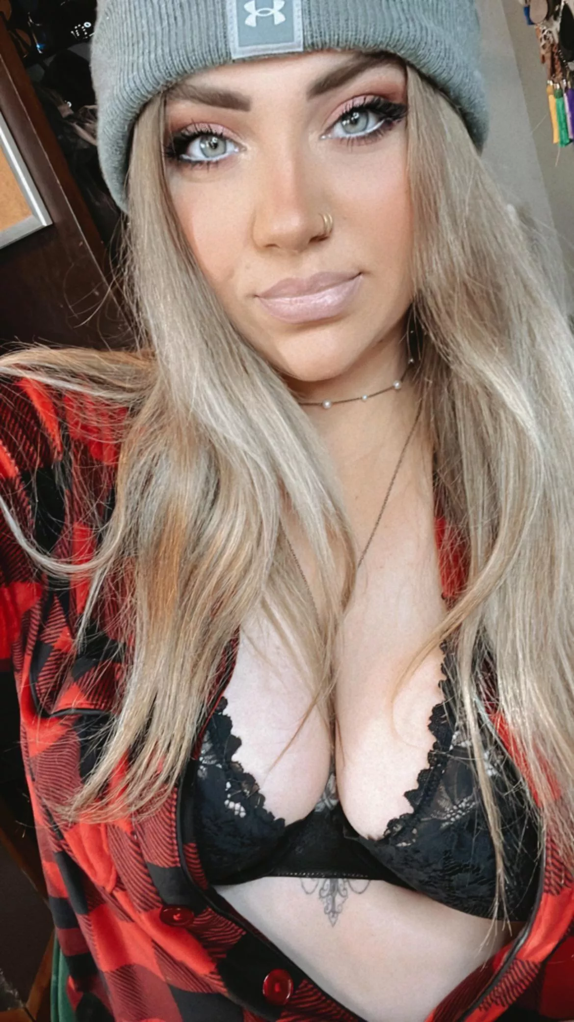 Feeling sexy in my flannel 💋