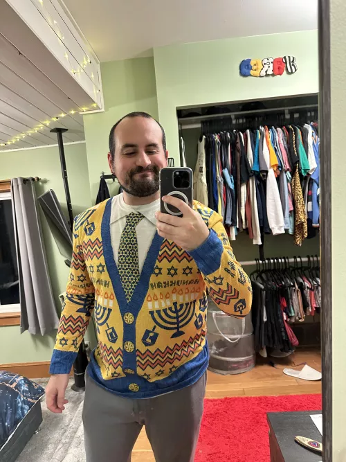 Happy first night of Hanukkah gaybros 🕎🥳✡️