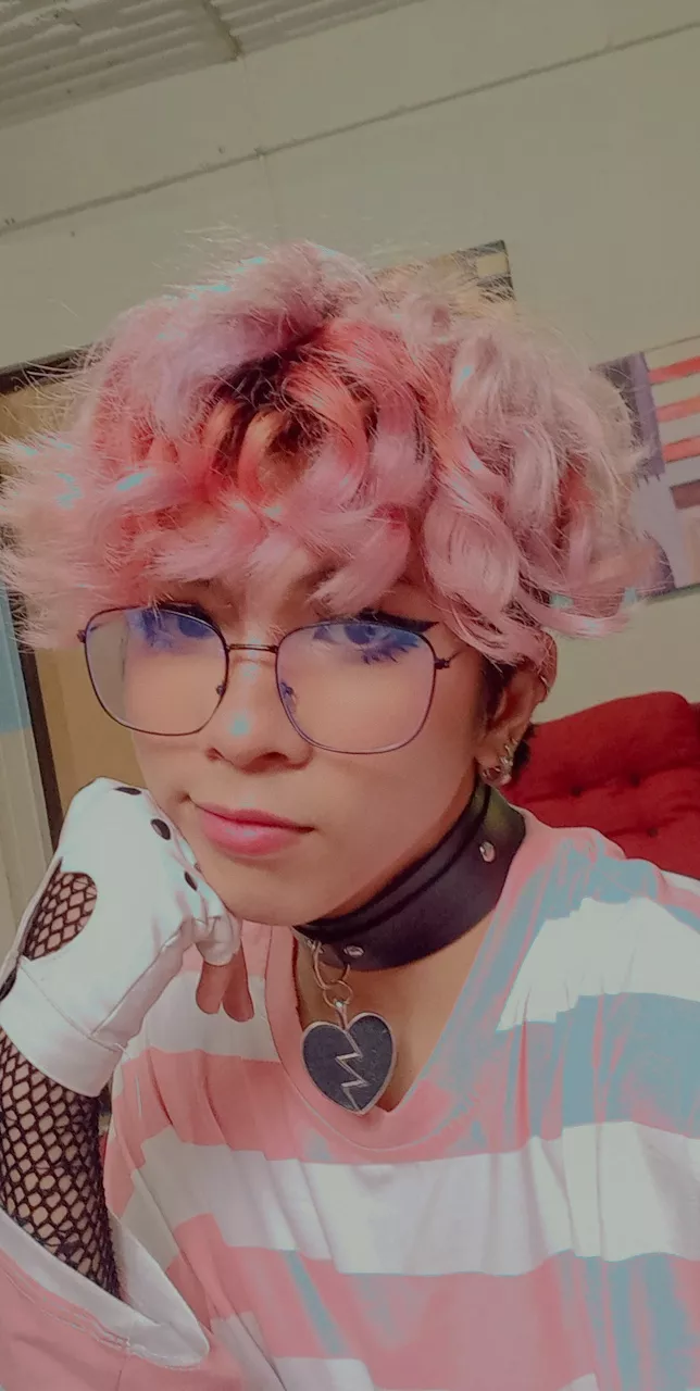 here's my hair after i bleached it, idk why it turned pink hahaha