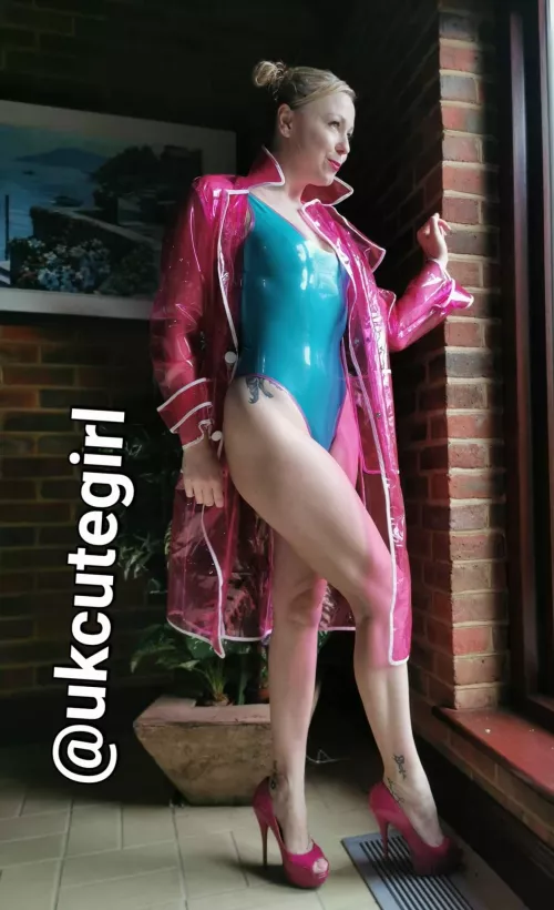 How about u rub on my swimsuit ? 🤤