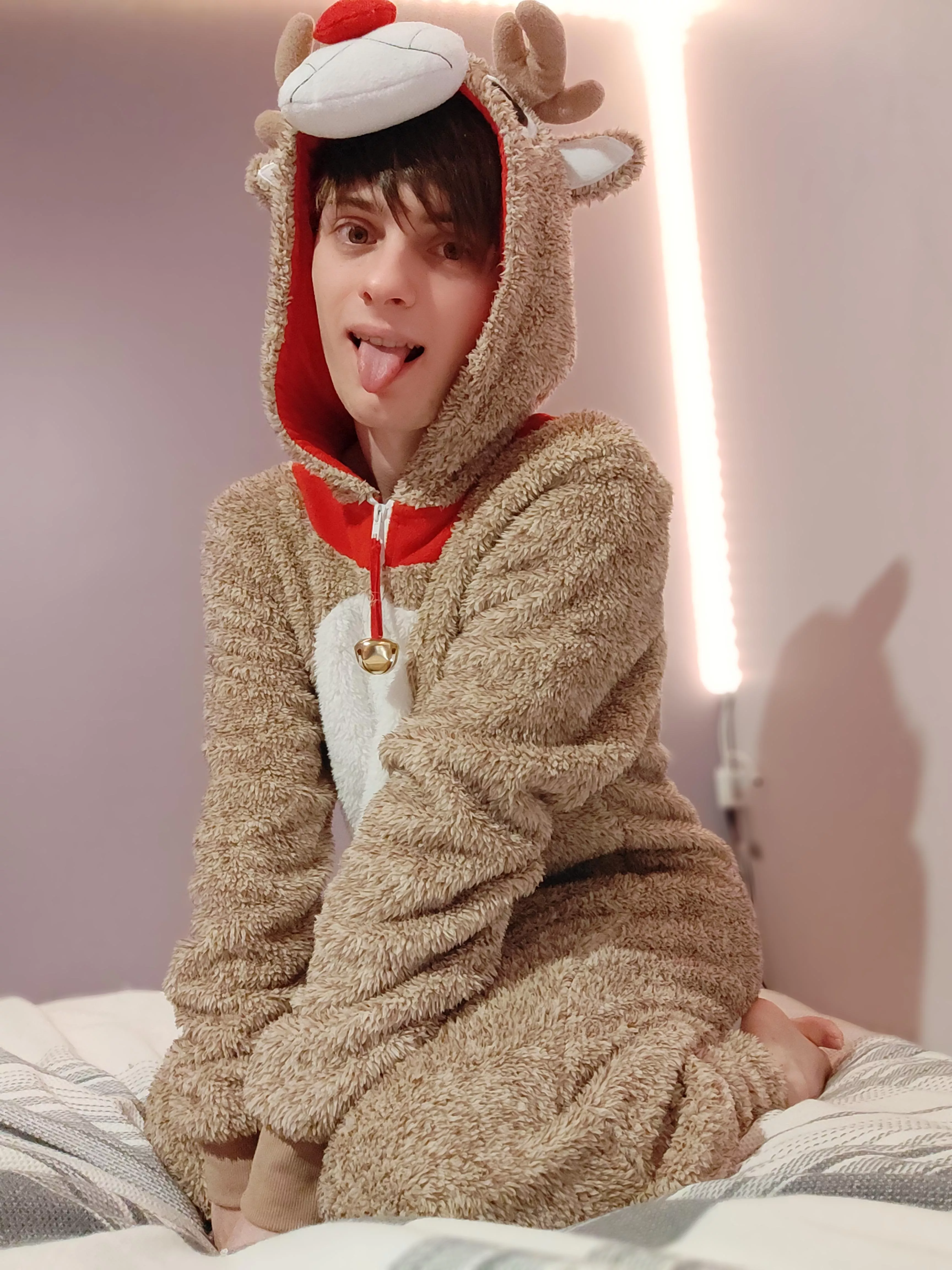 I'm a deer :3 ~ (I'm gonna steal all your Christmas gifts >:3333)