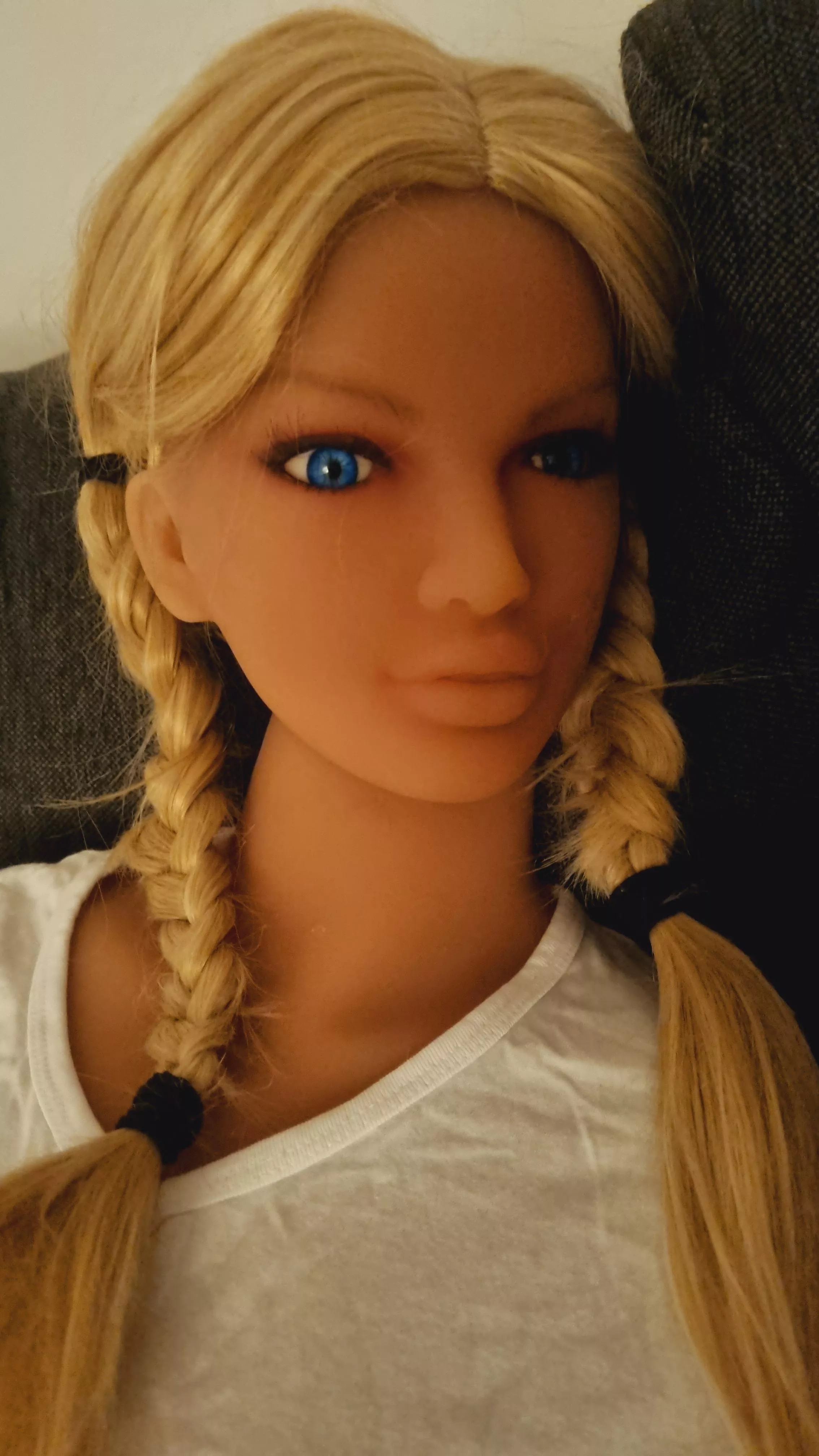 I'm watching Dahmer with my Kimberdoll. The mannequin scenes are making me feel even more uneasy than the rest of it. What do you guys think about Dahmer's mannequin?