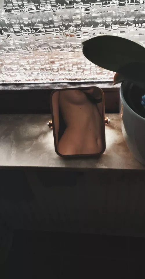 kinda falling in love with mirror selfies