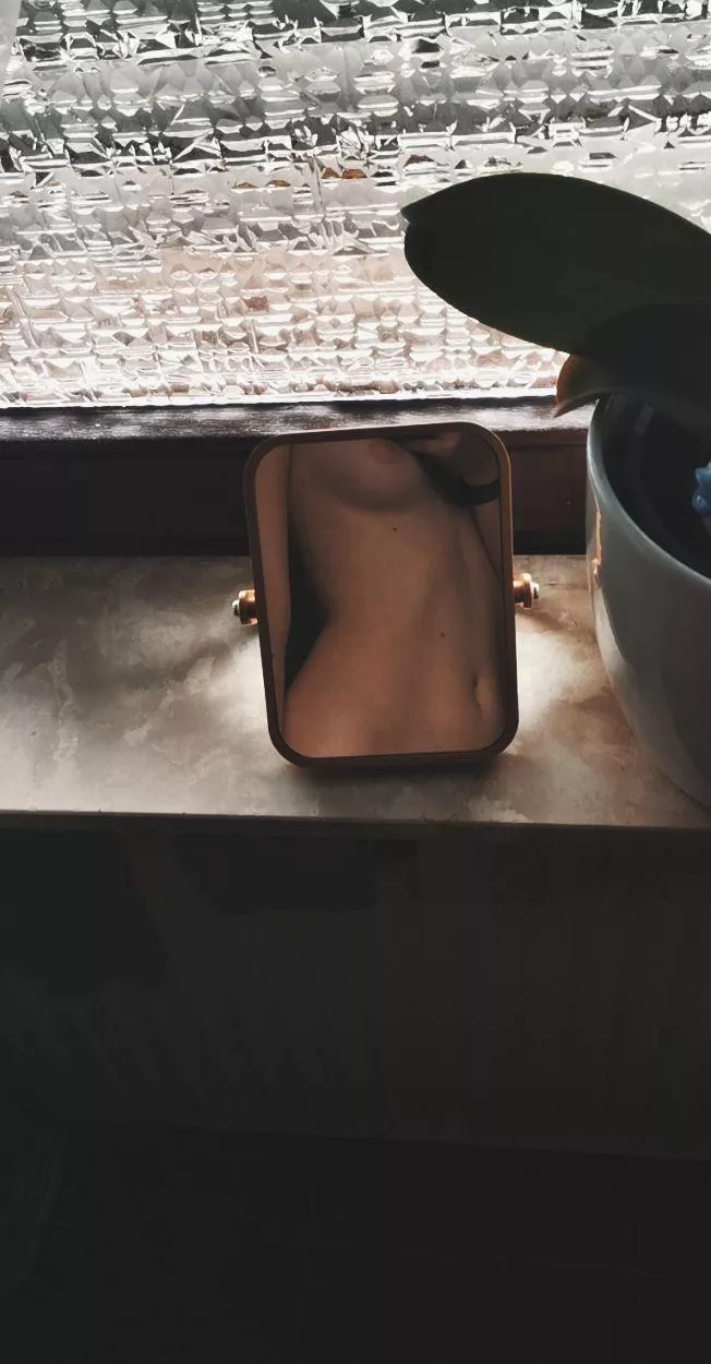 kinda falling in love with mirror selfies