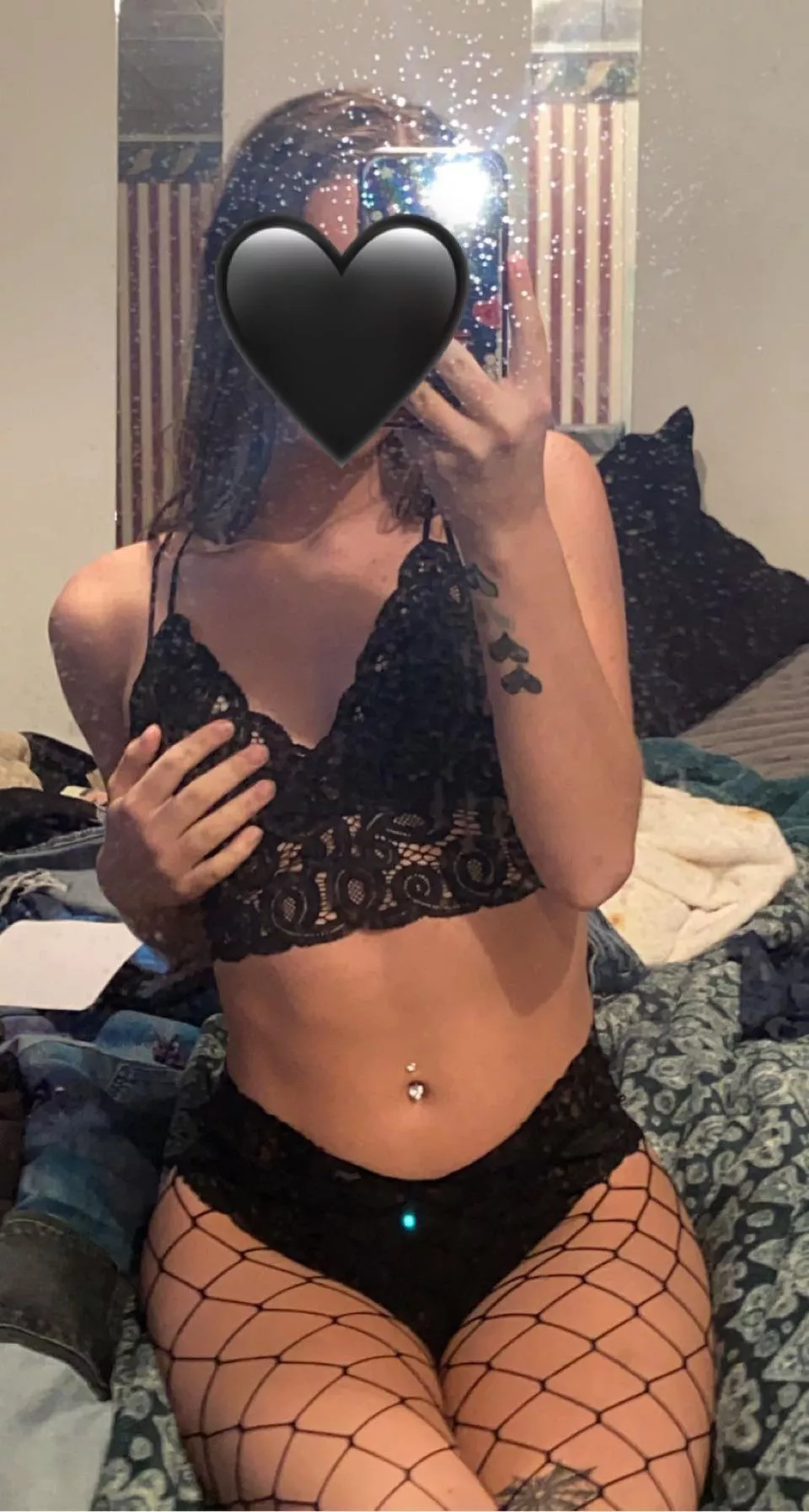 Lace & fishnet? Yay or nay 🖤