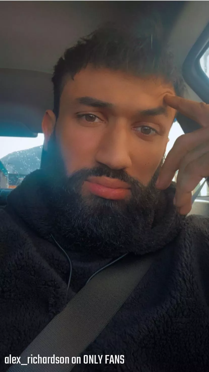 Look into my eyes hny 😈😈