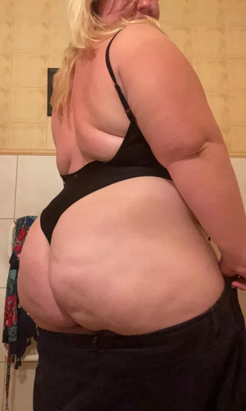 Looking for volunteers to rub aloe on this 🍑