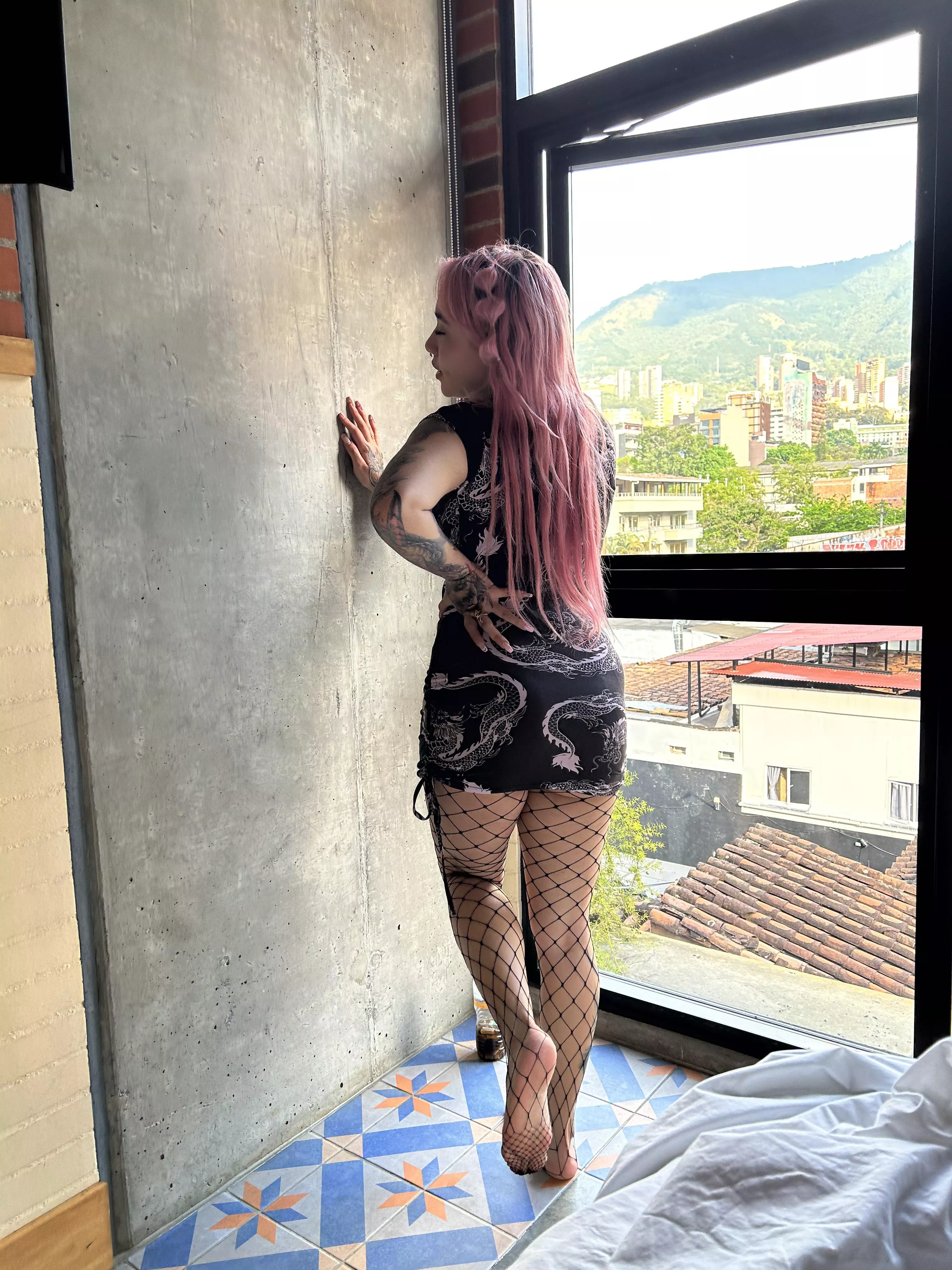 Love the fishnet💜