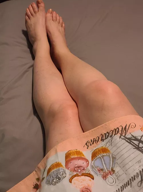 Made some cookies tonight and then decided to snap some pictures. I have more from this set! Love this apron 🧁🧁😘