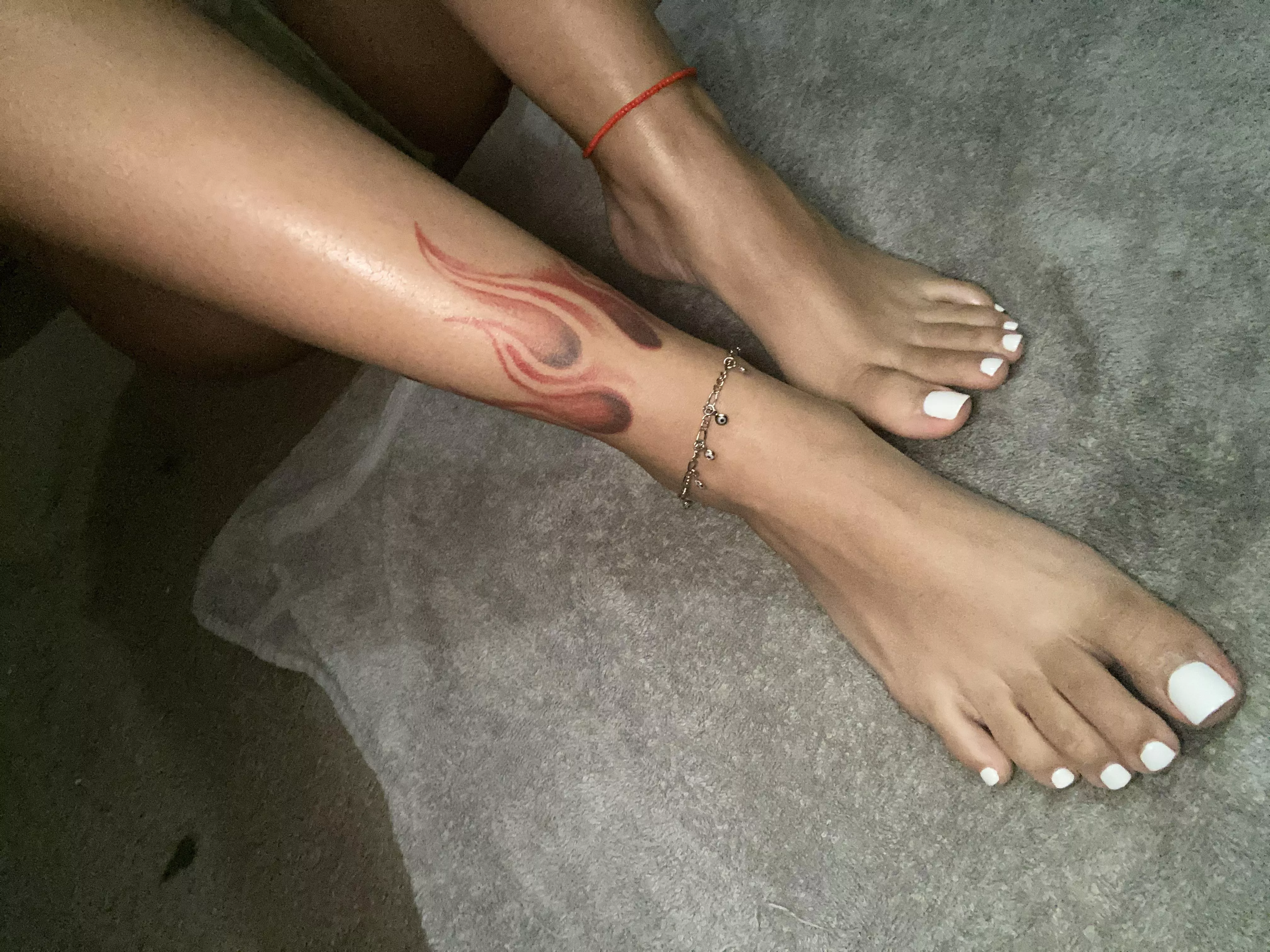 My pretty feet needs attention 🥵👣🥰