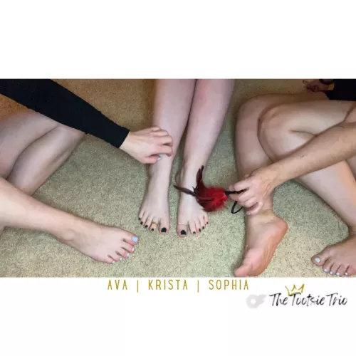 NEW tickle video up! 🪶😋Watch Ava & Sophia tickle Krista’s feet w/ & w/out a feather 😈 she could only last 4 minutes! 🎥 Link to video in the comments👇🏼