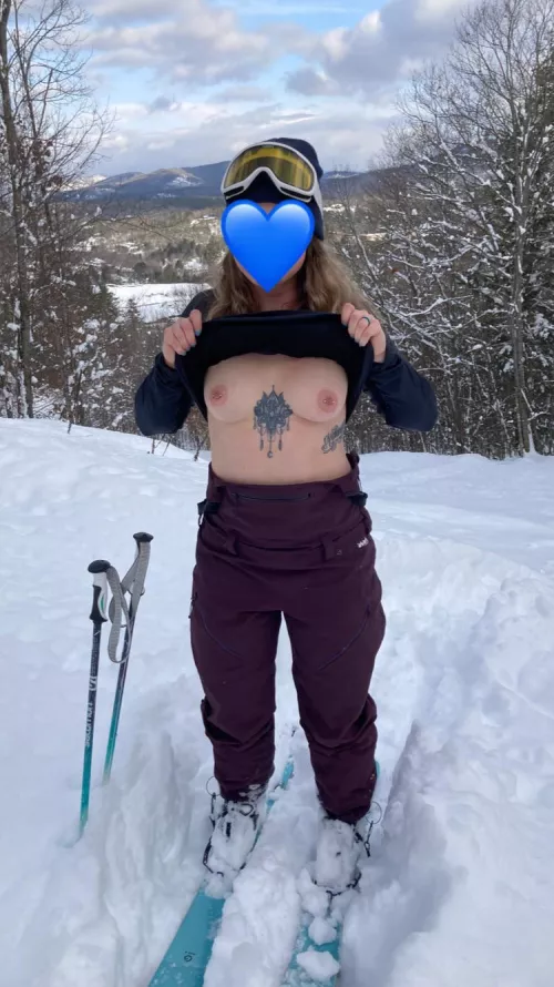No better feeling 💙 Maybe a naked ski tour next?