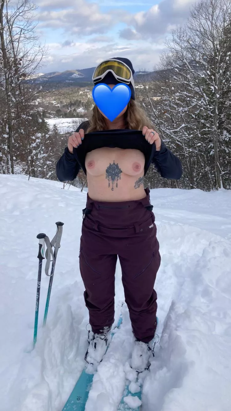 No better feeling 💙 Maybe a naked ski tour next?