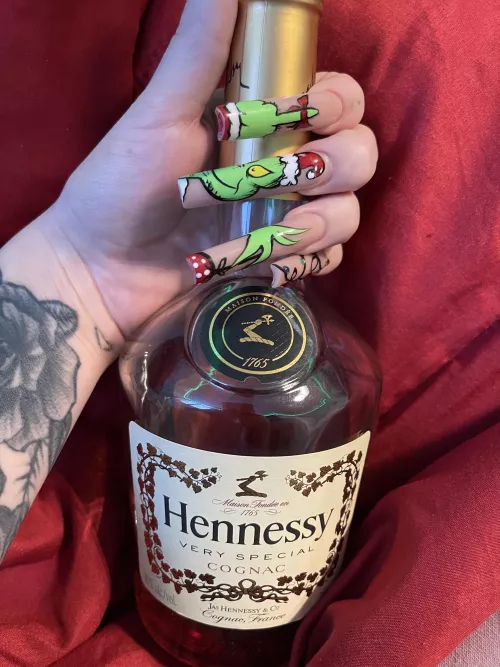 Nothing better than a shot of henny after work with some bougie ass nails 😈