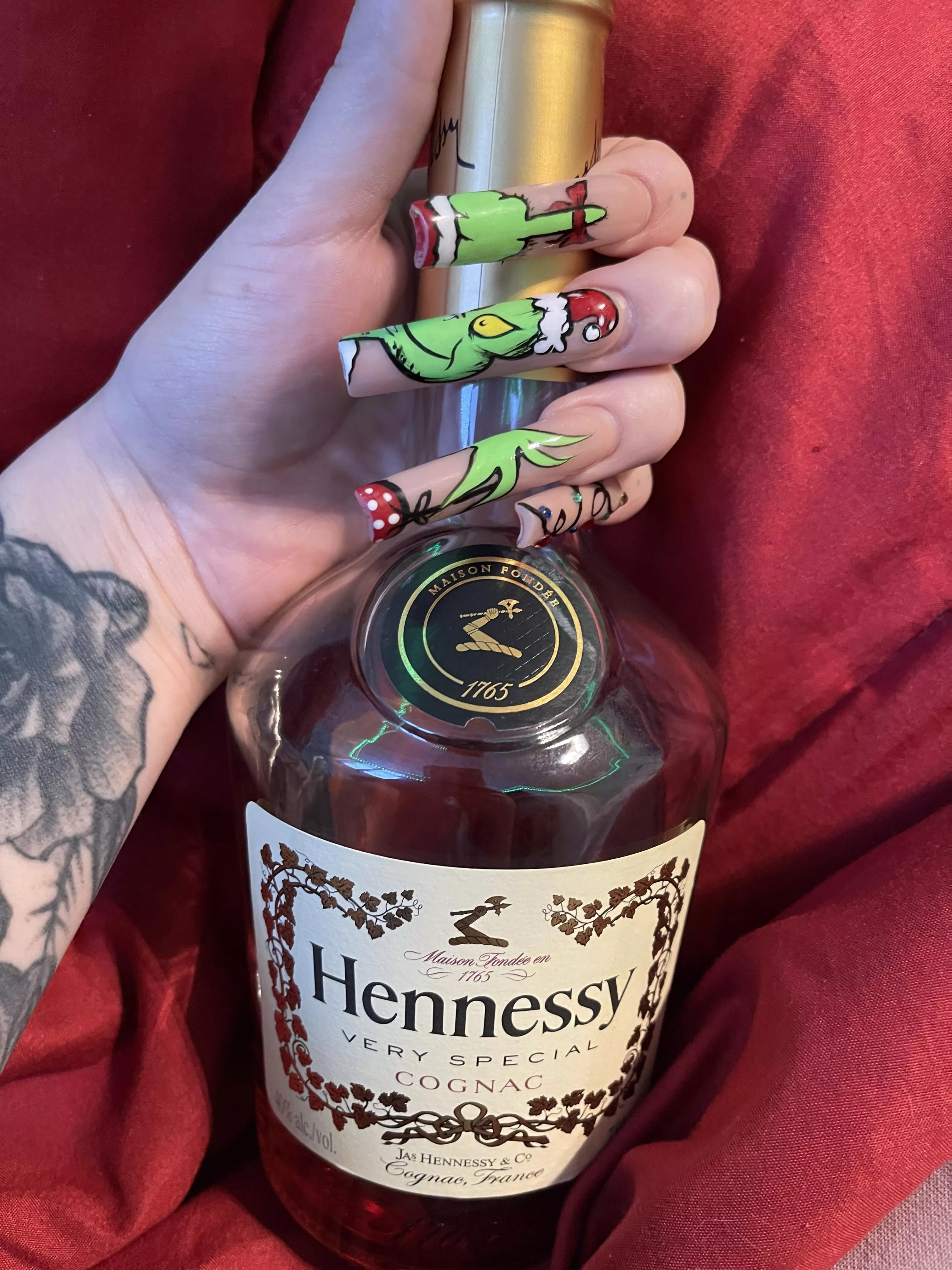 Nothing better than a shot of henny after work with some bougie ass nails 😈