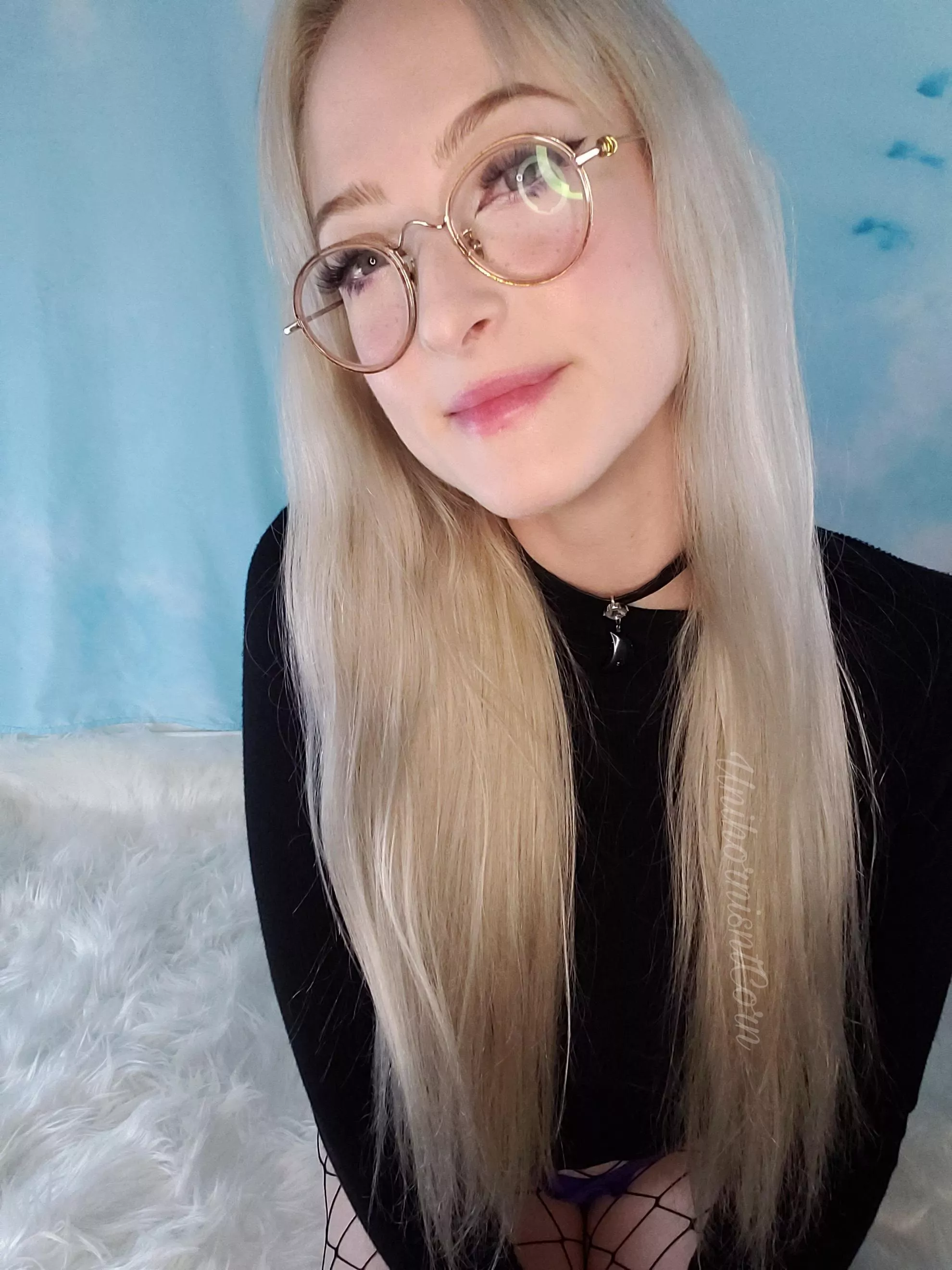 O(f)f doing snowbunny things ❄️🐇