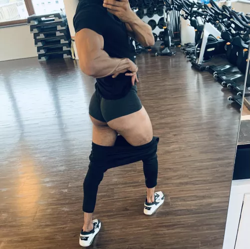 One of the biggest ass on OF. Do you like the ass from the prince come to see more 🔥🔥🤭🤭