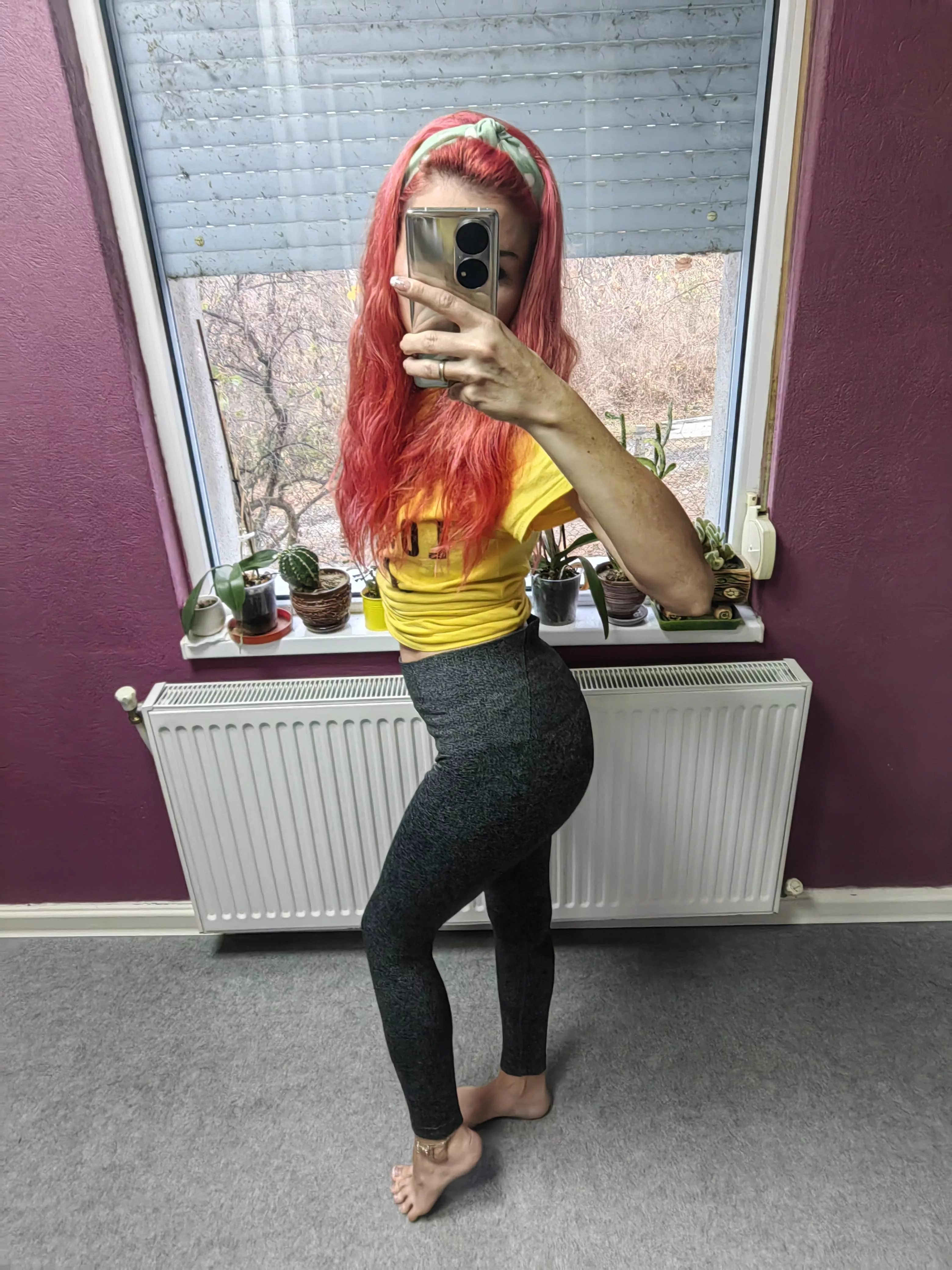 petite redhead in leggings is a great combination