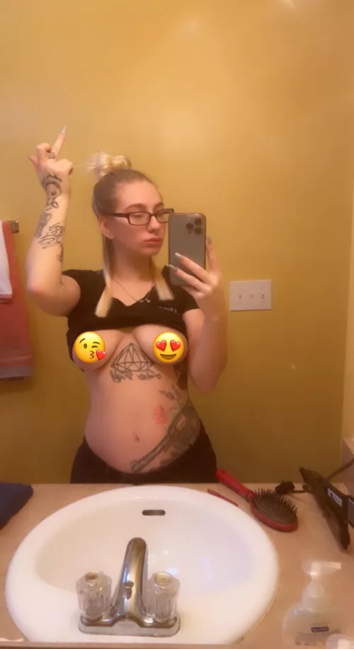 Prettypensyl @ 23 weeks . Attitude and a baby bump.