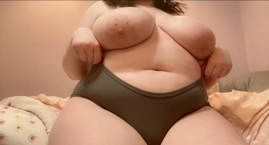 simple lil panties for the start of the week 😋 have a great monday everyone! 💕💕