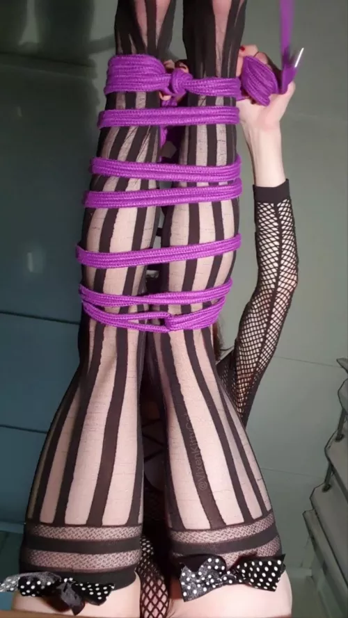 thigh highs always go right up to my ass ;-;