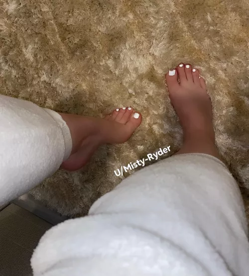 Would your cock last in between my feet?