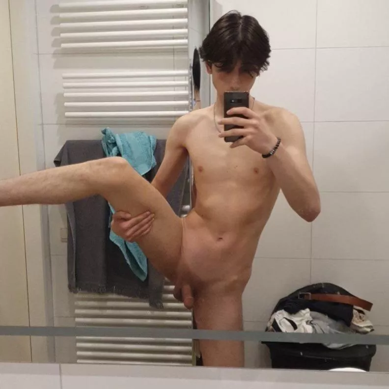 18yo twink needs attention from guys online
