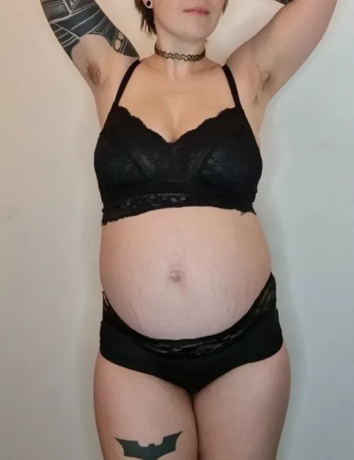 22 weeks and feeling amazing 🖤✨