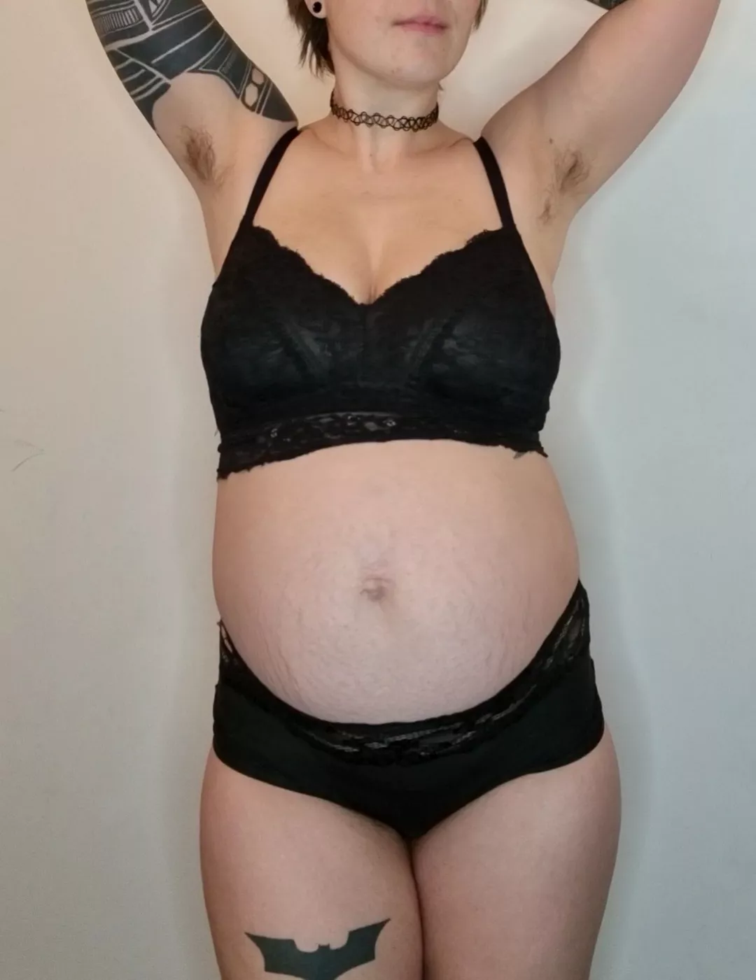 22 weeks and feeling amazing 🖤✨