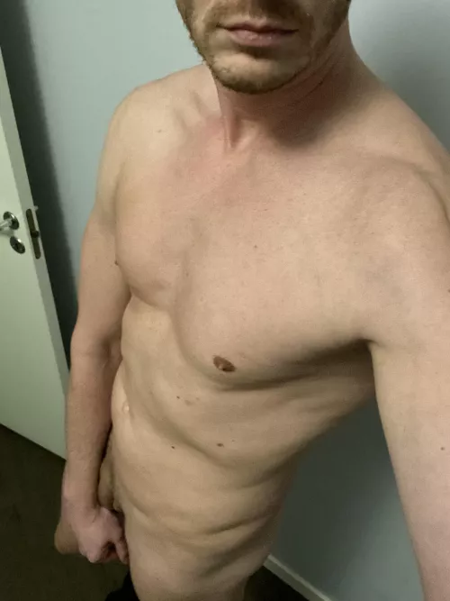 35 y Fit Guy with a daddy look. Looking for hot/Fit guys that show off face and body. Add me @hellogayguyss