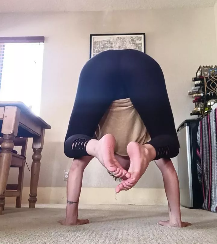 always finding new places and ways to bend over for the camera 😅👉👈 what do you think of my crow pose? [OC] (NB)