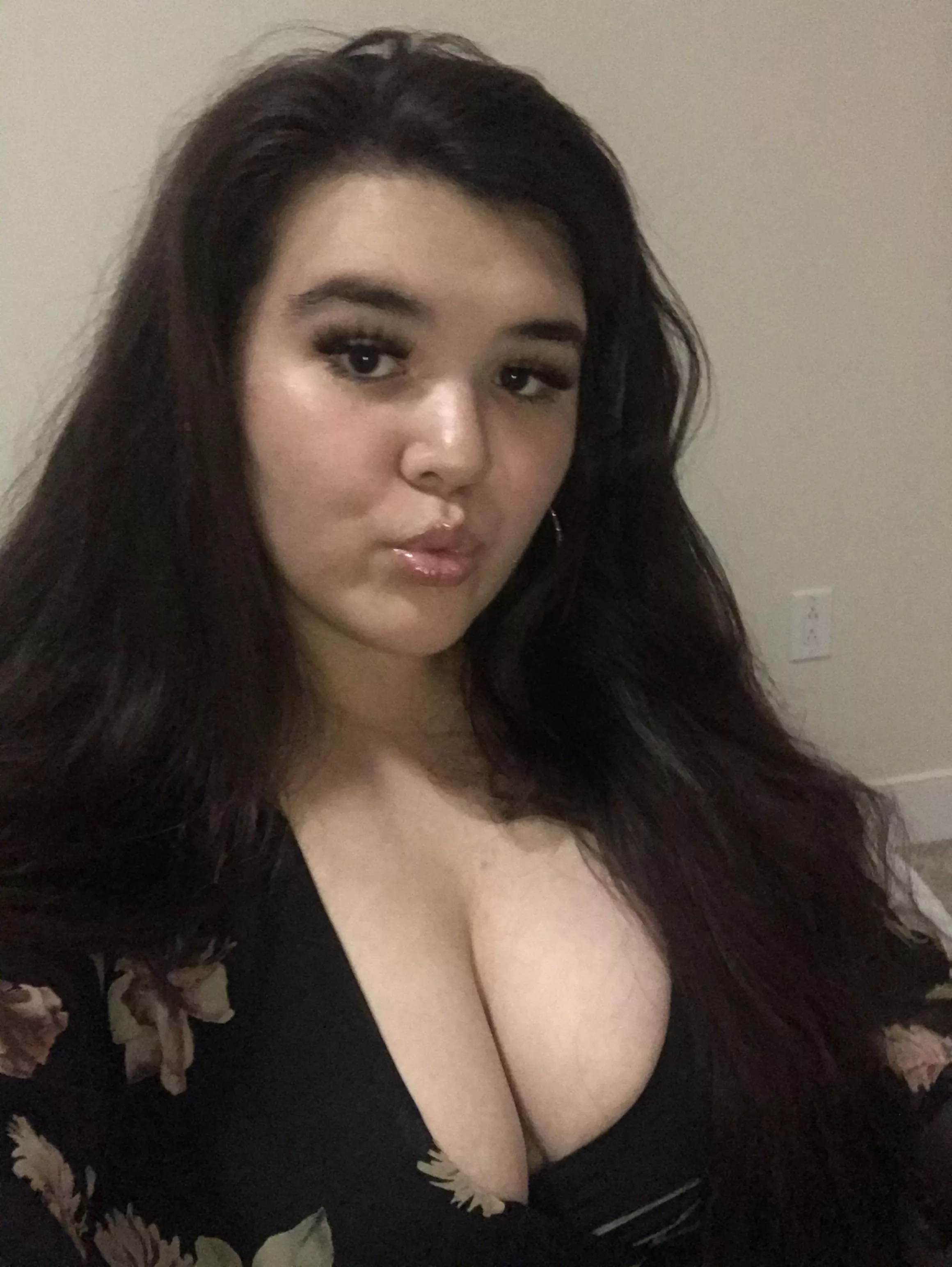 Anyone wanna trib or enjoy my wifey tonight ?