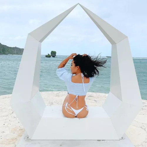 Asian babe feeling cheeky in paradise ❤️