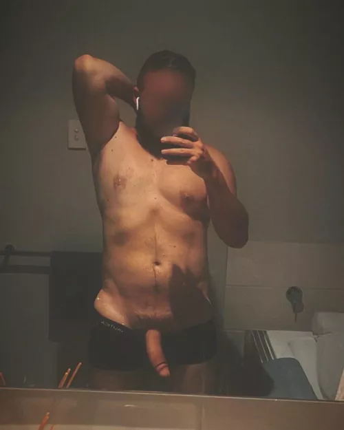 Bored AF and feeling naughty 😈