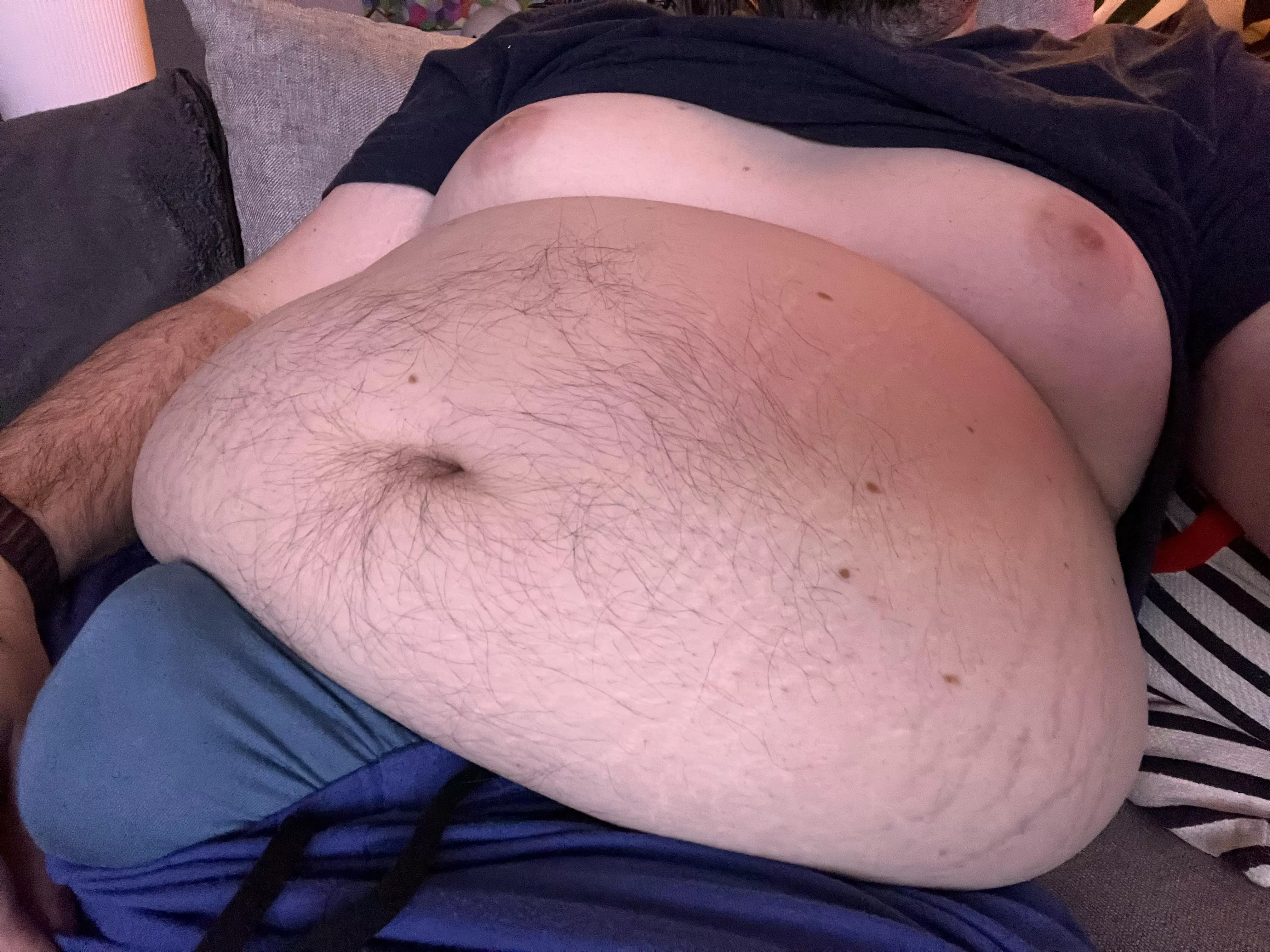 bring another beer for daddy will ya? 🤤 [40]