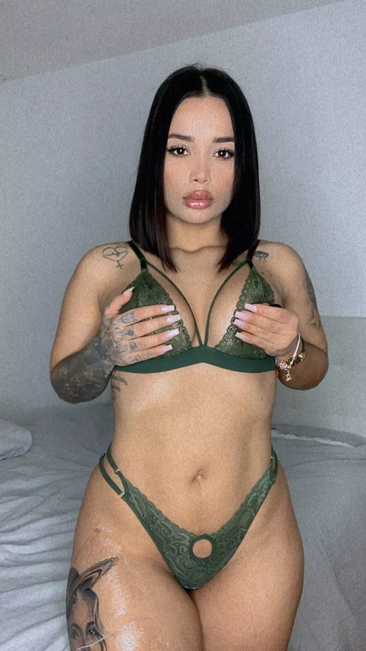 Can anyone Cum on my face and my boobs right now?