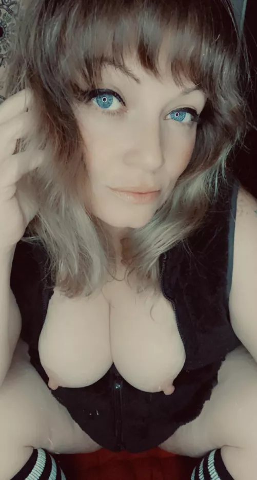 Can I sit in daddy’s lap (f)