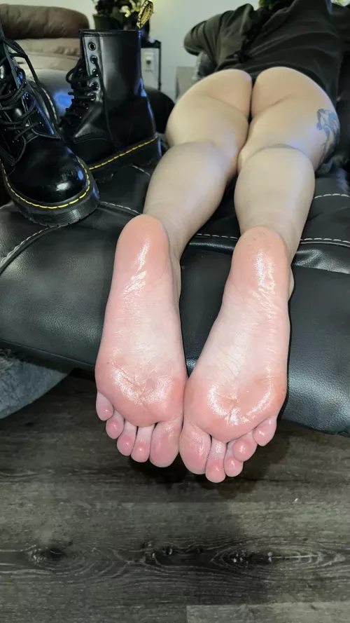 Don't you love goth feet? I think they belong in your mouth(; dm me.
