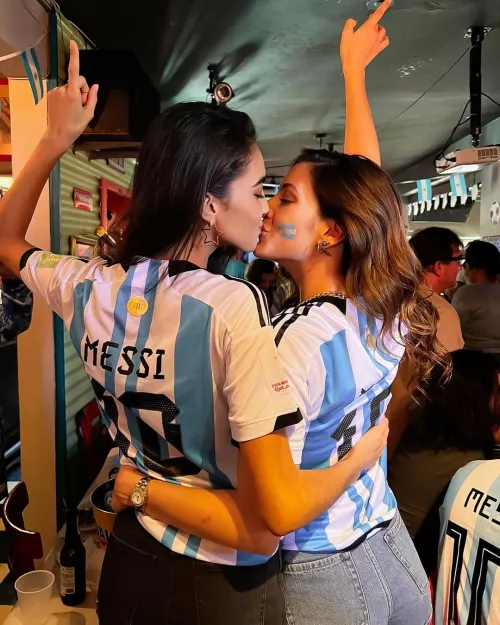 girls celebrating the Argentina WC win