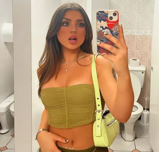 Hot babe Sara ( @sarajerfelll )