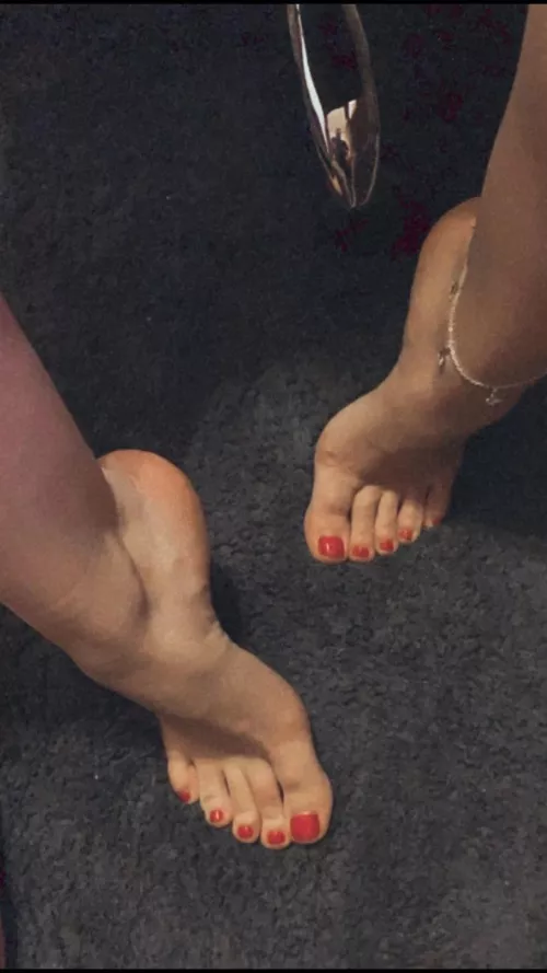 I am horny watching my feet, who else? Sorry for quality